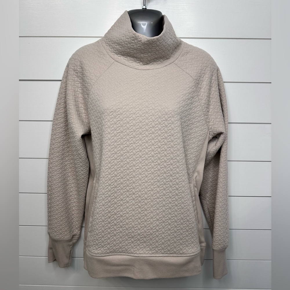 Women's Reebok Beige Quilted Sweatshirt Size M